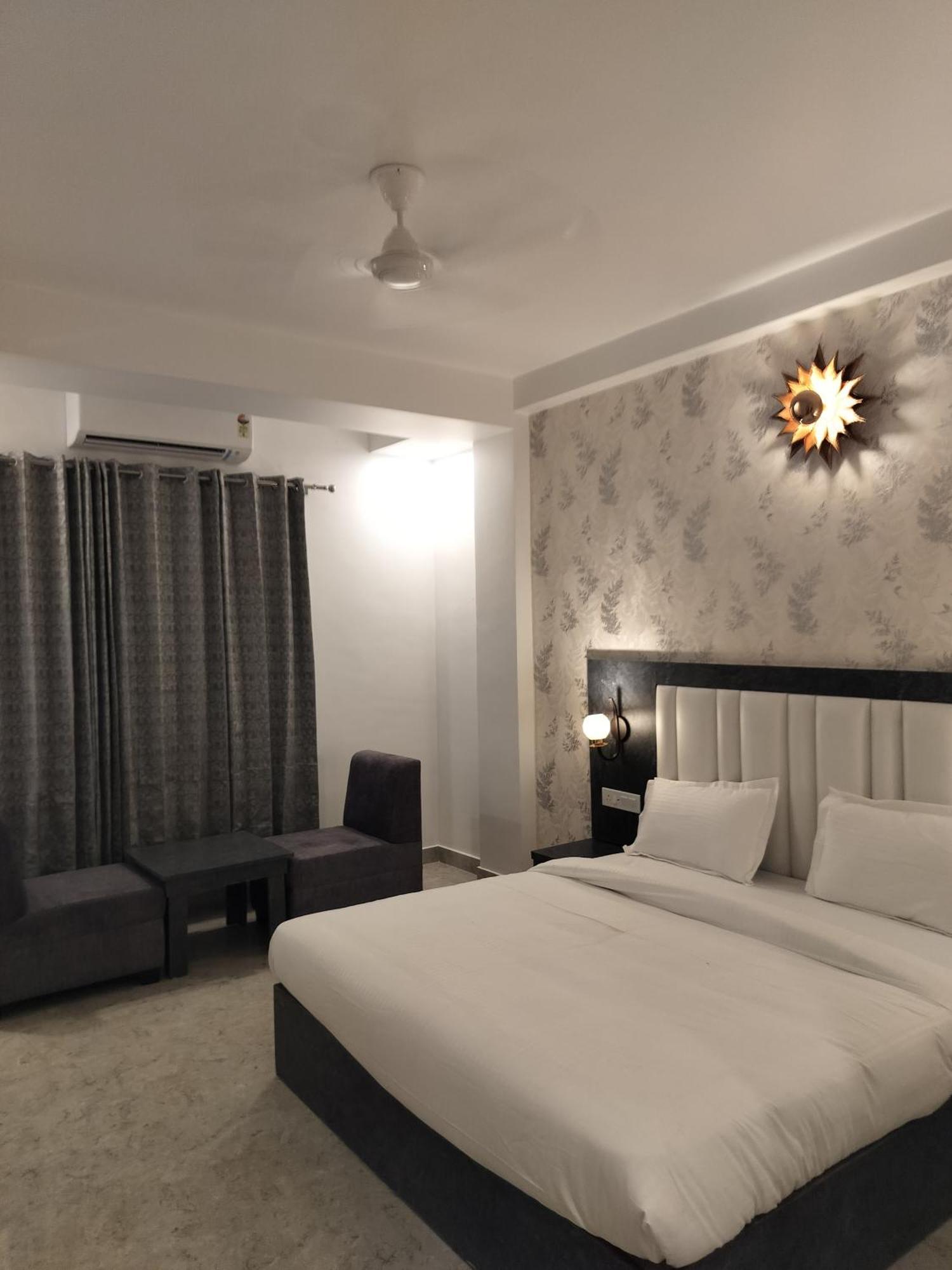 Hotel Varanasi Inn מראה חיצוני תמונה
